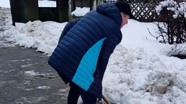 Corvinul la deszăpezit. Preşedintele, antrenorul şi căpitanul au ajutat la curăţarea zăpezii din zona unui liceu din Hunedoara | VIDEO