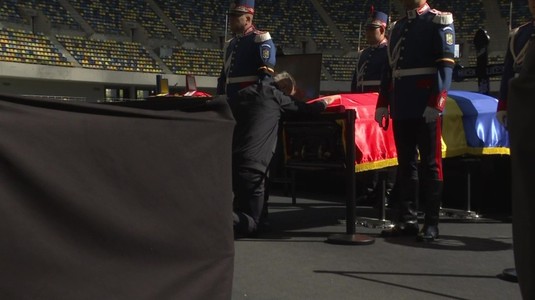 VIDEO | Pancu, sfâşiat de durere lângă sicriul lui Mircea Lucescu. Antrenorul CFR-ului a îngenuncheat