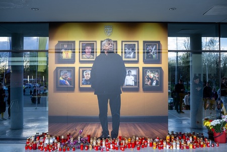 O ultimă “asistenţă” impresionantă! Câţi oameni au venit în două zile la catafalcul lui Mircea Lucescu. Coadă interminabilă la închiderea porţilor Arenei Naţionalei