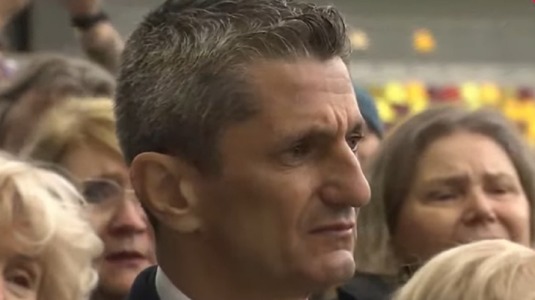 Răzvan Lucescu a explicat gestul! De ce a strâns mâna tuturor şi a rămas nemişcat lângă catafalcul lui Mircea Lucescu: "Te aşteptai la orice altceva"