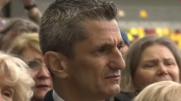 Răzvan Lucescu a explicat gestul! De ce a strâns mâna tuturor şi a rămas nemişcat lângă catafalcul lui Mircea Lucescu: "Te aşteptai la orice altceva"