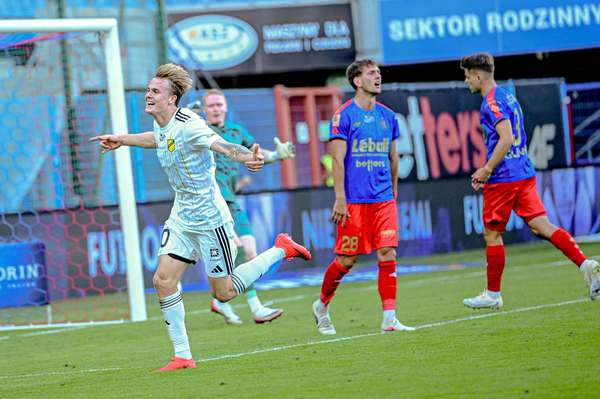 Seară magnifică pentru fostul titular al Rapidului. A reuşit un "hat-trick" la noua echipă, după ce a părăsit Giuleştiul