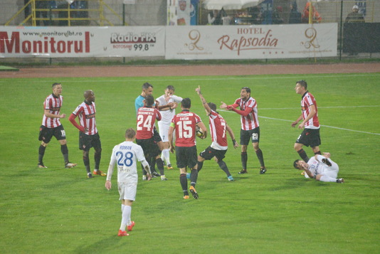 VIDEO | FC Botoşani - Dinamo 0-0. Meci cu două eliminări! "Câinii" rămân în afara play-off-ului