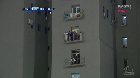 VIDEO | Românul e inventiv! Suporterii dinamovişti au ieşit la balcon şă-şi susţină favoriţii