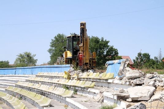 GALERIE FOTO | A început demolarea stadionului din Sibiu. Ardelenii îşi fac o arenă de 17 milioane de euro