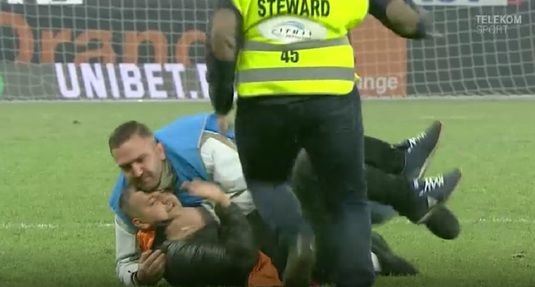 VIDEO | Moment incredibil! Un suporter dinamovist a pătruns pe teren în timpul derby-ului Dinamo - FCSB