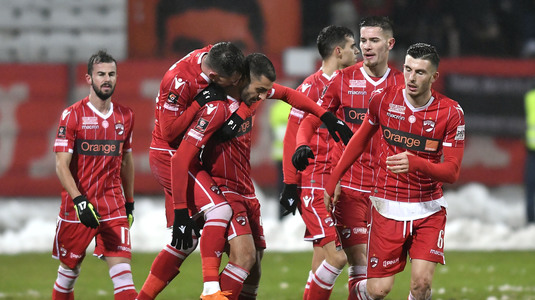 VIDEO | Abia ăsta este NEW DINAMO. ”Câinii” au umilit Craiova în Ştefan cel Mare. Hattrick reuşit de Montini. ”Leii” au fost mieluşei