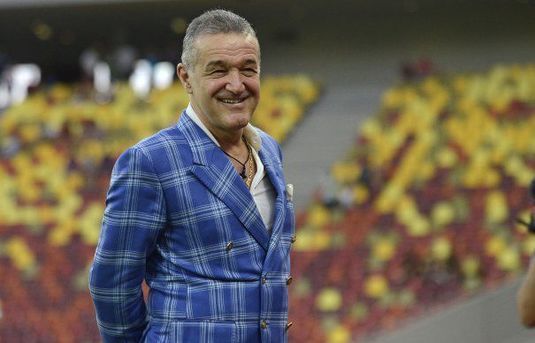 Gigi Becali îl întâmpină pe noul antrenor cu trei jucători noi. Cele trei transferuri pe care a anunţat că le face