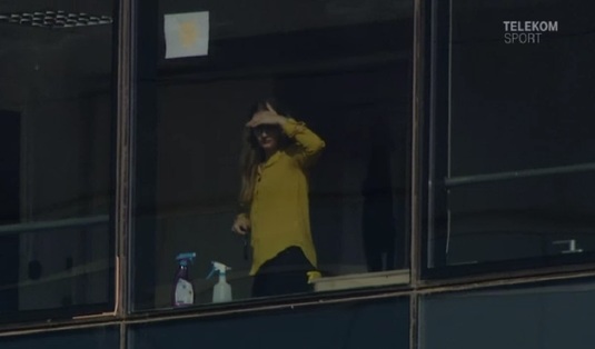 VIDEO | Credea că nu o vede nimeni :) Imaginile surprinse de un cameraman la Hermannstadt - Dinamo, când a dat zoom pe o clădire de birouri