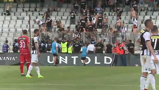 VIDEO | Imagini noi cu haosul de la Cluj! Momentul în care ultraşii au început să arunce cu scaune! Situaţia jandarmului ranit grav