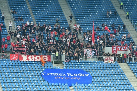 VIDEO | Scandal la FC U Craiova - Dinamo! La pauza meciului, galeriile au vrut să sară la bătaie şi a fost nevoie de intervenţia forţelor de ordine