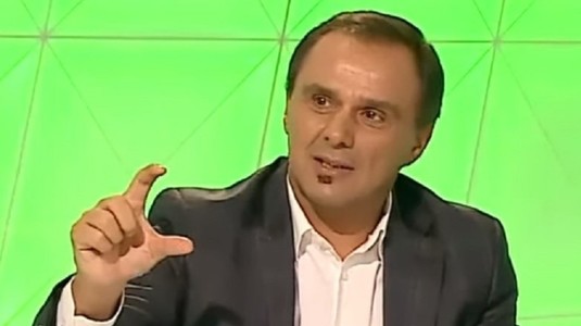 Panduru, şocat de obiectul cu care intră pe teren mai mulţi fotbalişti în Superligă: "Atât e, nu exagerez. Nu ai cum". Semnul făcut cu mâna indică pericolul din teren | EXCLUSIV 