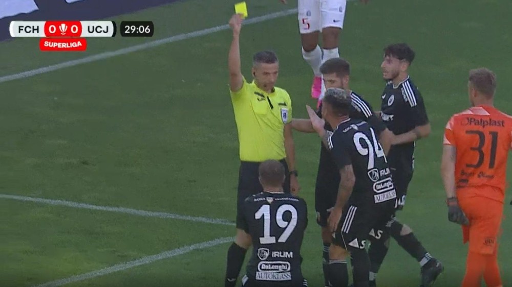 Daniel Popa, scăpat de pe targă în finalul meciului Hermannstadt – U Cluj  2-2! Faza a fost monumentală, un necaz nu vine niciodată singur - VIDEO -  Ştiri de Cluj