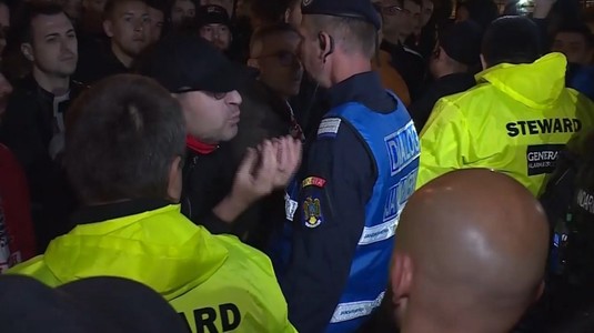 VIDEO | ”Mercenarilor!” S-a umplut paharul la Dinamo! Suporterii le-au cerut explicaţii jucătorilor: ”Nu vă este ruşine?”