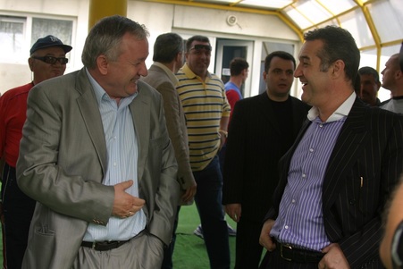 Patronul din Superliga, lăsat în "stand-by" pentru negocieri cu Rapid, CFR Cluj şi FCSB! Totul a picat şi a pus mâna pe telefon: "Mai vin? Mi-a dat şi un salariu mare" | EXCLUSIV