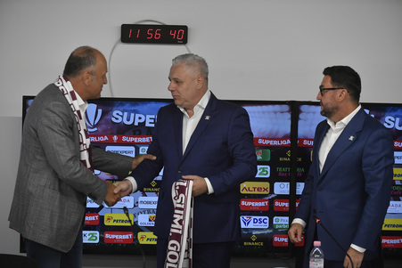 Începe curăţenia la Rapid! Încă o plecare în Giuleşti, după cea a lui Marius Şumudică: ”Au închis absolut tot”