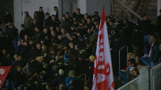 VIDEO | Incident în sectorul oaspeţilor, înainte de Craiova - Dinamo! Fanii ”câinilor roşii” s-au bătut şi au fost despărţiţi de jandarmi