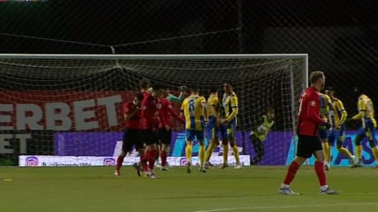 Eliminare ciudată în Superliga! Fotbalistul susţine că s-a bucurat, arbitrul că a protestat: "Poate federaţia poate face ceva, să anuleze pedeapsa" | VIDEO