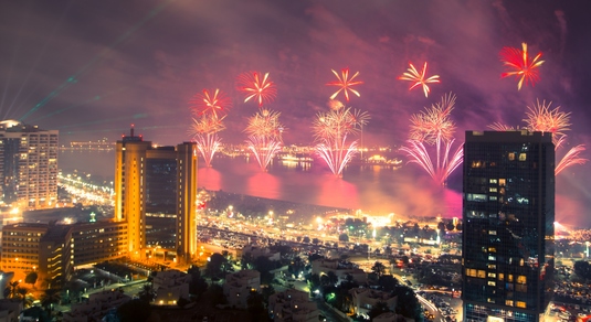 Petrecere ”roş-albastră” în Abu Dhabi. Reghecampf a chemat 7 stelişti să petreacă alături de el Revelionul!
