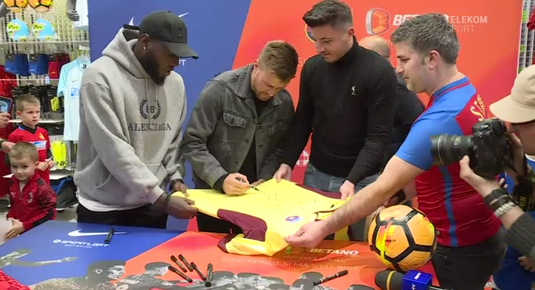 Pintilii nu a uitat trecutul! Fotbaliştii de la FCSB au dat autografe pe tricouri cu emblema Stelei
