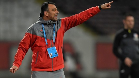 Schimbare ŞOC de antrenor la FCSB: "Eu aşa simt că nu se mai bagă la echipă" Becali, tot mai aproape de a-şi aduce favoritul în locul lui Toni Petrea. Primul pas făcut pentru viitoarea colaborare
