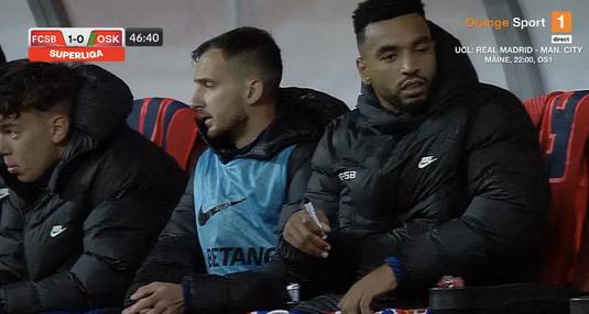 Omrani s-a apucat să dea autografe în timpul meciului: ”Cu ce se ocupă el în timpul partidei... Incredibil” | VIDEO