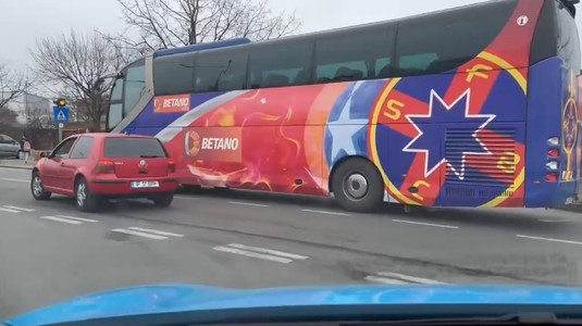 VIDEO | Unde se aflau jucătorii când autocarul FCSB-ului s-a stricat într-o intersecţie din oraş