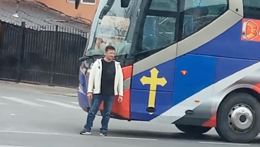 Ce a fost nevoit să facă şoferul autocarului FCSB, după ce a rămas blocat în intersecţie. Situaţia semnalată de un martor: "Culmea"