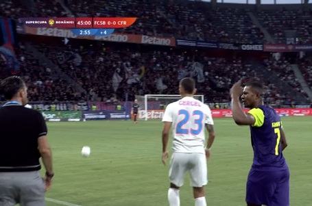 VIDEO | Fotbalistul s-a contrat de pe teren cu Charalambous. I-a făcut semn să tacă. Reacţia antrenorului şi a arbitrului