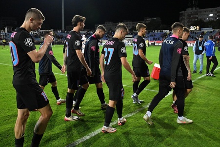 "Se întâmplâ ceva". Zâzanie între doi "grei" de la FCSB? "După cum se comportă, o nemulţumire există. Nu e în regulă" | VIDEO