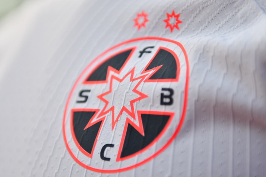 FOTO | FCSB şi-a prezentat noile echipamente! Cum arată tricourile "roş-albaştrilor"