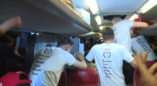VIDEO ”Doar noi ştim prin ce am trecut şi cât am suferit!” Dinamoviştii s-au pus pe distracţie la finalul playout-ului