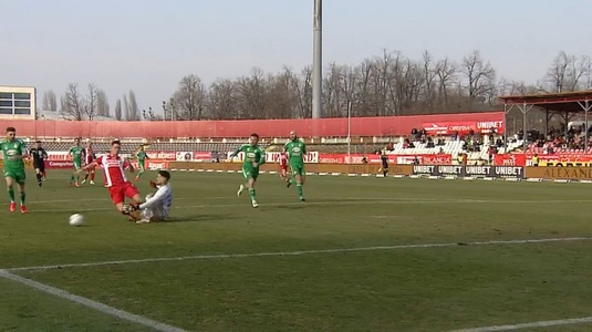 VIDEO | Fază controversată la meciul dintre Dinamo şi Sepsi! ”Câinii” au cerut penalty pentru o intervenţie a lui Niczuly asupra lui Filip, arbitrul a acordat galben pentru simulare