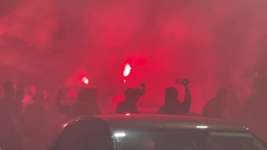 VIDEO | SHOW pirotehnic şi cântece până dimineaţă. Suporterii dinamovişti au făcut spectacol pe autostradă în preajma autocarului în care se aflau jucătorii