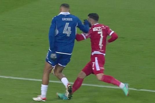 Decizie la unison: Dinamo trebuia să primească penalty cu FCU! „Duce mâna intenţionat” / „VAR-ul trebuia să intervină” | EXCLUSIV