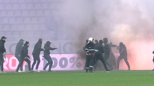 VIDEO | A început scandalul la Arcul de Triumf! Mai mulţi suporteri au pătruns pe gazon. În galeria celor de la UTA sunt şi fani de la CSA Steaua