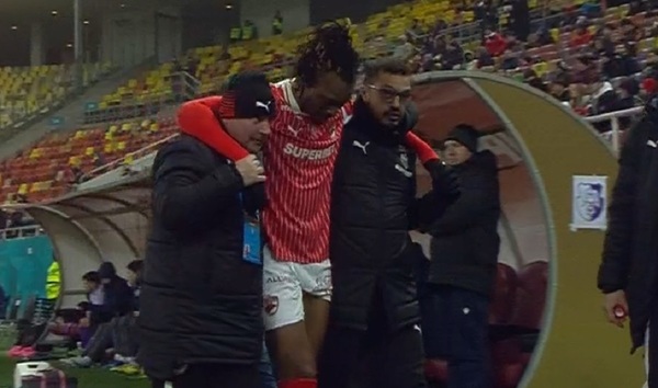 Lovitură pentru Dinamo! Karamoko s-a accidentat înainte de play-off. A părăsit terenul pe targă | VIDEO