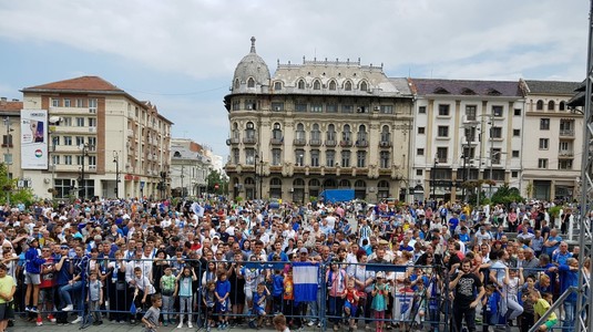 FOTO-VIDEO | Nebunie pe străzile din Craiova. Peste 7.500 de oameni au venit să-i felicite pe fotbaliştii lui Mangia! Cupa a trezit la viaţă oraşul