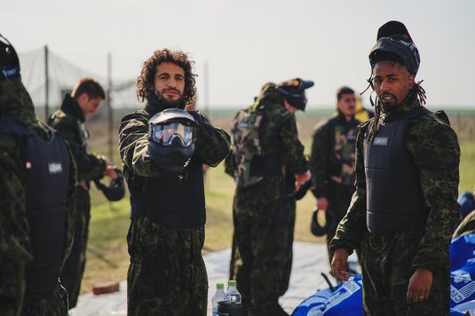 Craiova în Team Building | Papură şi-a dus băieţii la paintball înainte de meciul cu Viitorul. Partida se joacă în direct la Telekom Sport