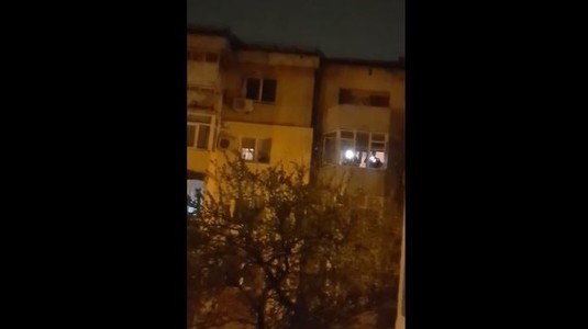 VIDEO Fanii olteni au făcut spectacol, chiar şi în plină pandemie! Imnul Ştiinţei s-a auzit din blocurile unui cartier din Craiova