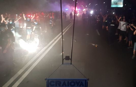 Craiova visează la titlu! Sute de fani i-au aşteptat pe jucătorii lui Bergodi. FOTO & VIDEO | Scene impresionante