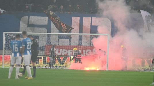 VIDEO | Revelion oltenesc! Derby-ul Craiovelor, întrerupt 10 minute după o "ploaie" de torţe şi fumigene pe teren
