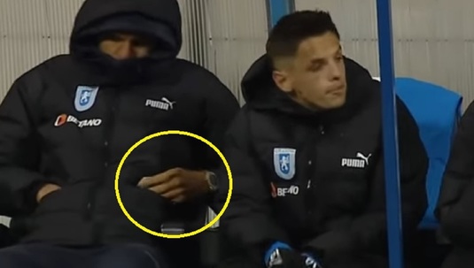 Raul Silva s-a făcut din nou de râs. :) Ce se observă când scoate telefonul din buzunar. Panduru a râs în hohote. VIDEO