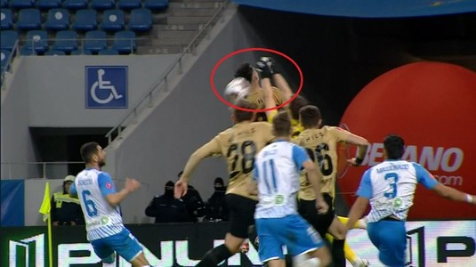 VAR-ul o salvează pe Universitatea Craiova! Concluzii după penalty-ul anulat cu ajutorul arbitrajului video. "Greşeli după greşeli" | EXCLUSIV