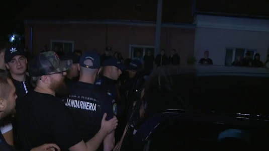 Dan Petrescu, bănuit de fanii CFR-ului că s-a ascuns într-o maşină cu geamuri fumurii. Cum au reacţionat când au văzut automobilul. VIDEO EXCLUSIV