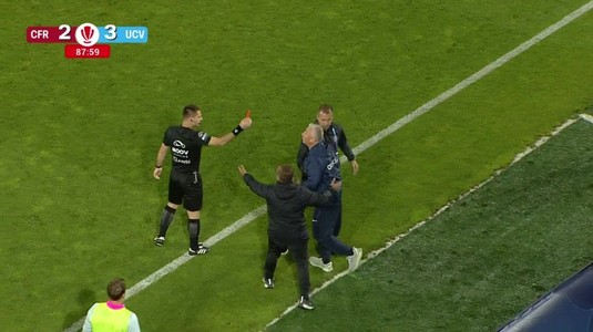 VIDEO | Momente incredibile cu Dan Petrescu. Antrenorul CFR-ului a intrat în teren şi a fost ţinut cu greu de colegi, fiind eliminat de centralul partidei