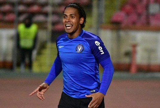 FOTO | Ce cadou a primit Eric de Oliveira de la Rivaldo. Cei doi brazilieni s-au întâlnit la finalul partidei Viitorul - Craiova
