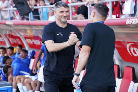 "Joacă fotbal, dar jucătorii nu sunt străluciţi". Antrenorul-revelaţie din Superliga a impresionat în primele etape din noul sezon | EXCLUSIV