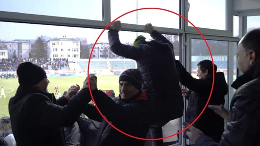 VIDEO | Nebunia lui Iftime! S-a urcat pe pervaz şi a căzut peste scaune de bucurie pentru FC Botoşani - CFR Cluj 1-0: "Bă, suntem buni, bă"