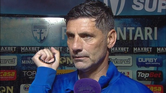 Cu lacrimi în ochi, Florin Pîrvu le-a arătat două obiecte reporterilor, după promovarea în Superliga: “Ieri s-au împlinit doi ani...”